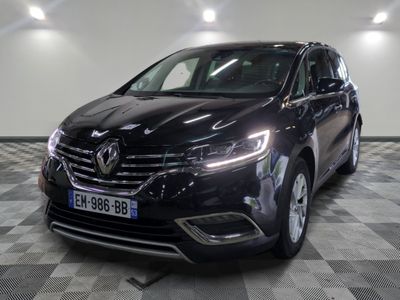 vue de face d'une voiture noire garée sur un sol à damier