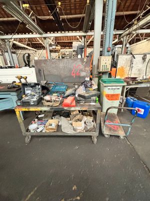 un établi avec de nombreux outils