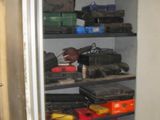 une armoire remplie d'objets divers dans une pièce