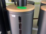 trois poubelles posées par terre