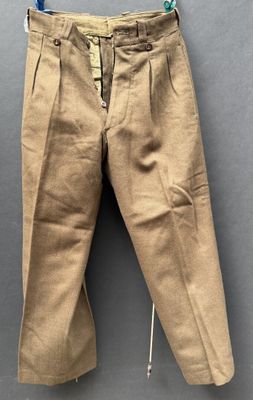 un gros plan sur un pantalon suspendu à une corde à linge