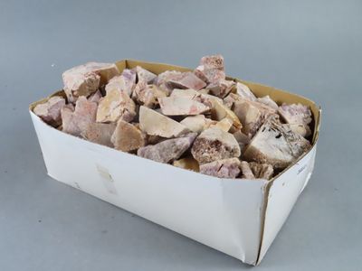 une boîte remplie de morceaux de viande posée sur une table