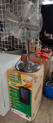 un ventilateur posé sur une boîte dans une pièce