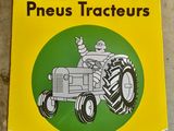 un panneau jaune et vert représentant un homme sur un tracteur