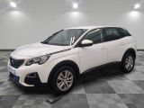 la voiture blanche est garée dans la pièce au sol en damier