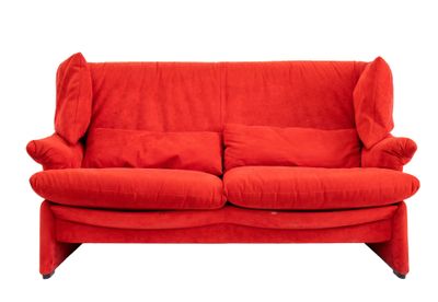 Le canapé rouge est posé sur une surface blanche.