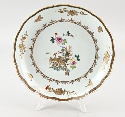 Gros plan sur une assiette ornée de fleurs et d'oiseaux