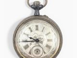 une montre de poche en argent avec des chiffres romains sur le cadran