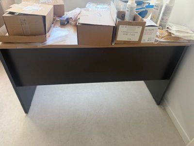 une table sur laquelle sont posées des boîtes, encore et encore, dans une pièce