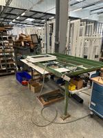 2 tables de montage avec moniteur pour poste de quincailleri…