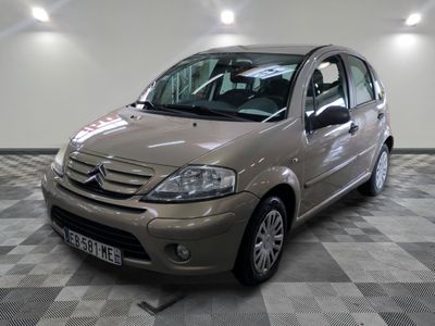 la photo d'une petite voiture garée dans un garage