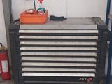 un chariot à outils sur lequel sont posés des outils, dans un garage