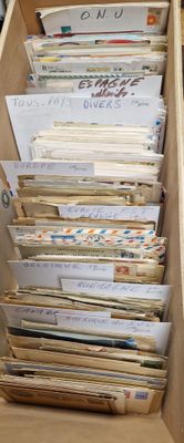 1 grande boîte contenant plusieurs centaines de cartes, lett…