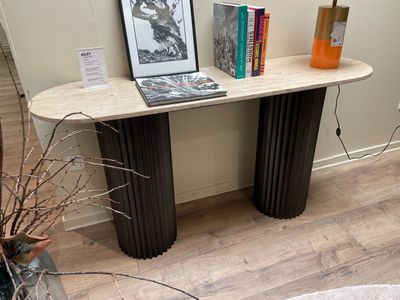 1 console « Hampton » travertin 150 x 46 x 77 cm.