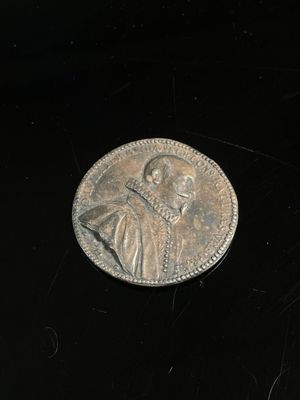 une pièce d'argent sur laquelle figure l'image d'un homme