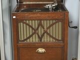 un petit meuble en bois sur lequel est posée une radio