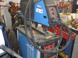 une machine qui se trouve dans une pièce avec d'autres machines