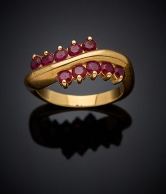 une bague en or sertie de rubis sur fond noir