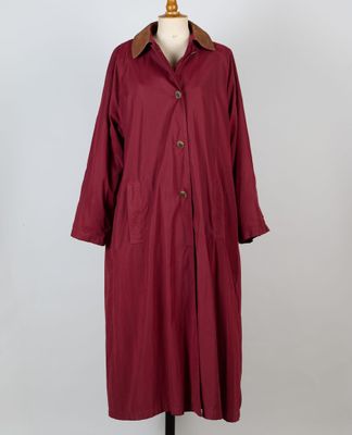 un manteau rouge sur un mannequin, un mannequin, un mannequin, un mannequin, un mannequin, un mannequin, un mannequin, un mannequin, un mannequin