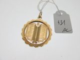 une médaille d'or sur laquelle est posé un livre et une étiquette de prix