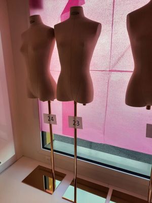trois mannequins exposés dans la vitrine d'un magasin