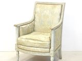 une chaise qui se trouve dans le coin d'une pièce