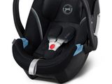 un gros plan d'un siège auto pour bébé sur fond blanc