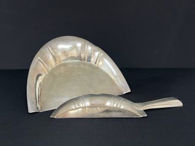 deux objets plaqués argent sur une surface noire avec un fond noir