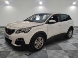 la voiture blanche est garée dans le garage sur un sol en damier