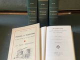 trois livres sont posés sur une table les uns à côté des autres