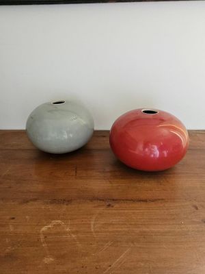 Deux vases modernes « boules aplaties » en porcelaine, l'un …