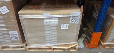 une grande caisse posée sur une palette dans un entrepôt