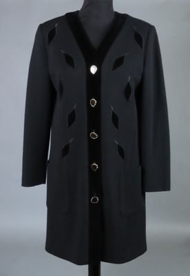 un manteau noir sur un mannequin mannequin mannequin mannequin mannequin mannequin mannequin mannequin mannequin mannequin