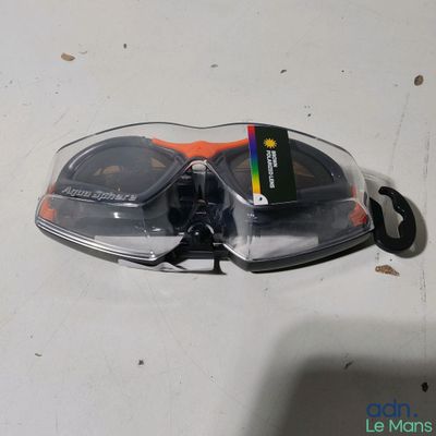 une paire de lunettes avec une carte dans son étui