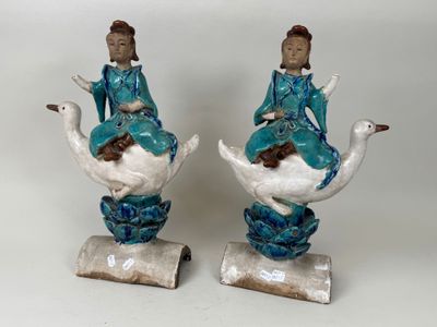 paire de figurines chinoises représentant une femme et un homme assis sur un cygne
