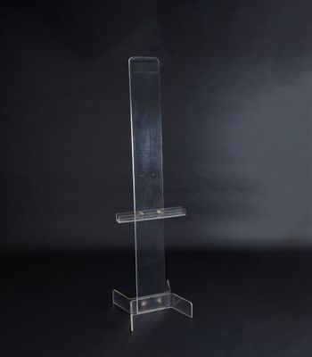 un présentoir en acrylique transparent sur fond noir