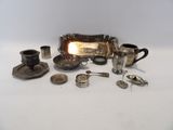 beaucoup d'objets en argent qui se trouvent sur la table