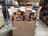 de nombreux cartons empilés les uns sur les autres dans un entrepôt