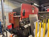 une grande machine installée dans un bâtiment