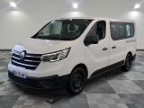 la photo d'une camionnette blanche garée dans un garage