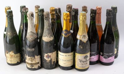 de nombreuses bouteilles de vin alignées les unes à côté des autres