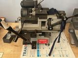 une machine posée sur une table