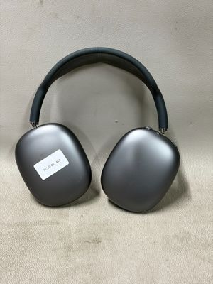 une image représentant un casque audio posé sur une table