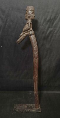 Bâton en bois sculpté à deux visages, sur son socle - Photo 1