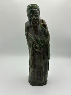 une image représentant une statue d'un homme barbu portant un chapeau