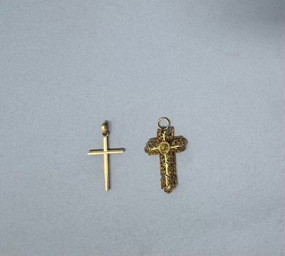 deux croix dorées et une croix dorée sur fond blanc