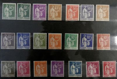 une collection de timbres de différents pays sur fond noir