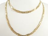 gros plan d'un collier en or sur un mannequin