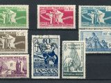 six timbres différents provenant de différents pays sont exposés sur une table