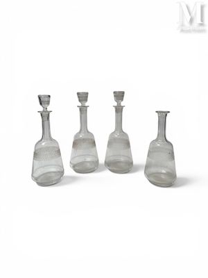 cinq vases en verre posés les uns à côté des autres sur une surface blanche